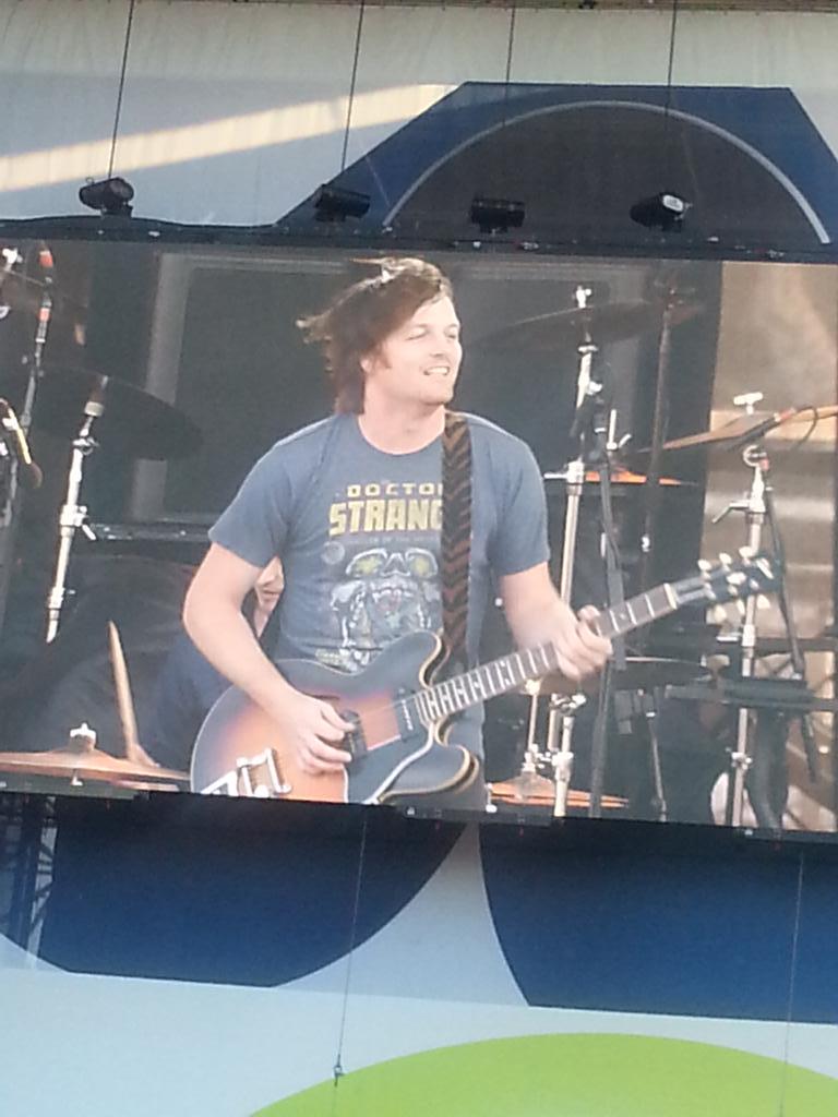 tadrospatricia's tweet photo. Le sourire de Langevin de Galaxie. La chance d'une vie que d'ouvrir pour les @RollingStones #FEQ http://t.co/VKyvTAvj2R