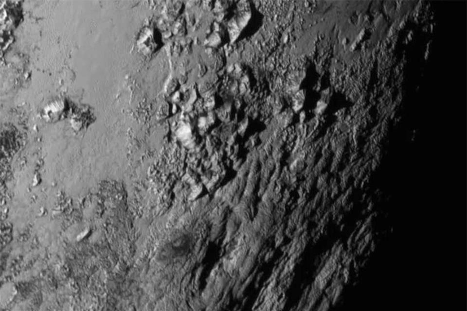 Reforma's tweet image. Las primeras imágenes que envió el New Horizons de Plutón revelan montañas de hielo bit.ly/1Mbk8c2