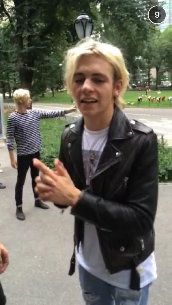 R5Family_PR's tweet photo. The guys via Snapchat http://t.co/AJHRplIUU2