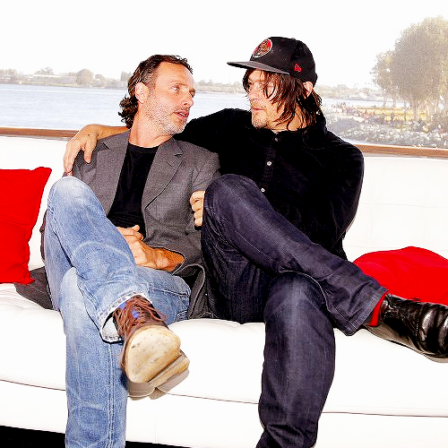 #NormanReedus and #AndrewLincoln at #SDCC15

Can you resist this romance #Bromance 💘

#TWDFamily #TheWalkingDead