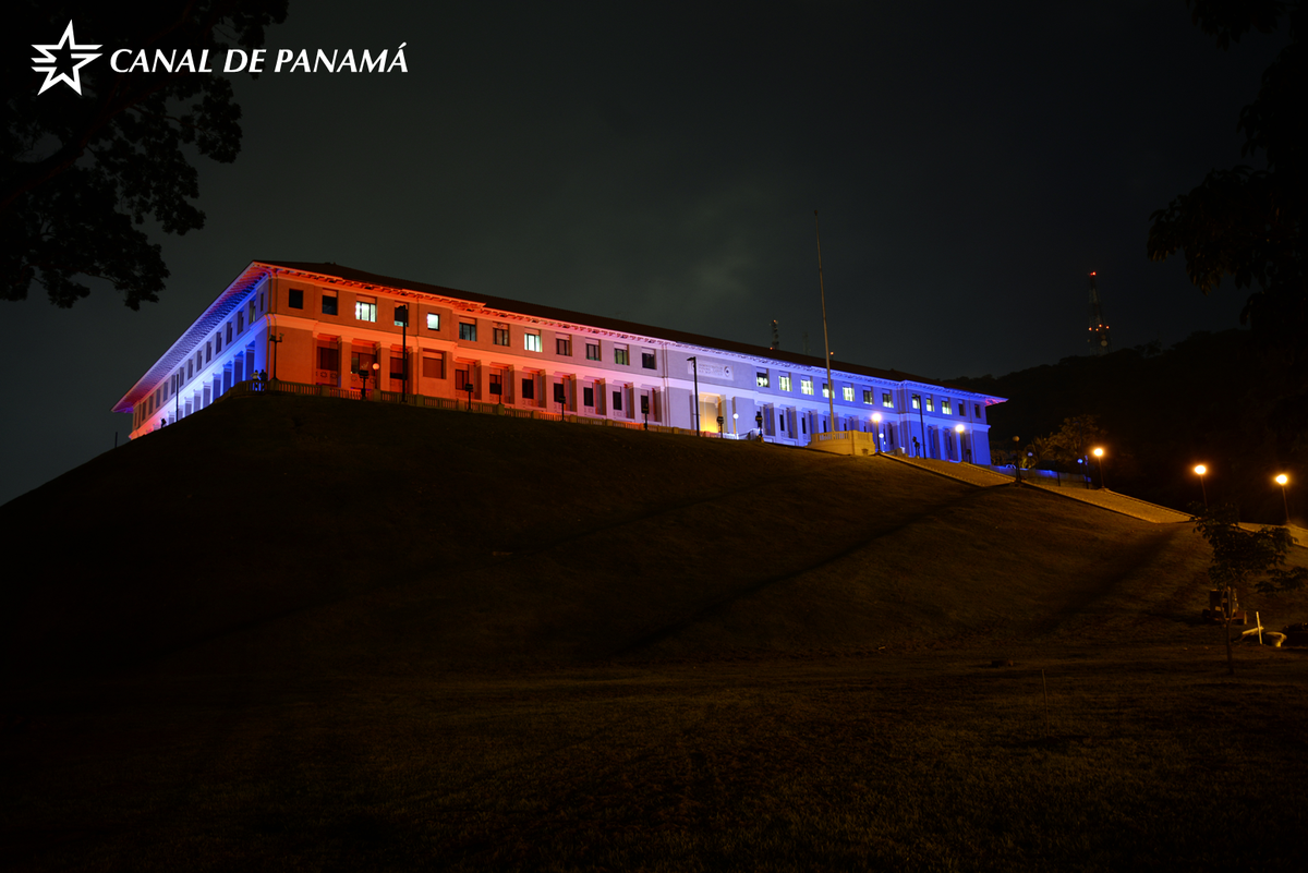 canaldepanama's tweet photo. Una hermosa foto nocturna del Edificio de la Administración del #canaldepanama http://t.co/lEoCdhisqv