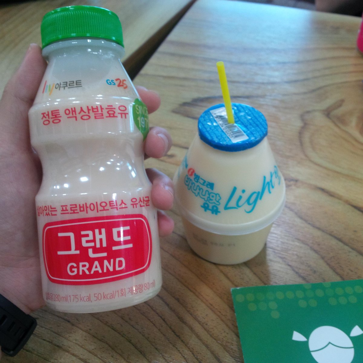 아침부터 귀여운거 먹는다 직장 동료가 전에 한국야쿠르트에서 일했다고 해서 사다줬는데 친구가 마케팅팀에서 기획한거라고 했다 신기하다 어른이 되니까 세상에 많은 것이 나와 가까워진다