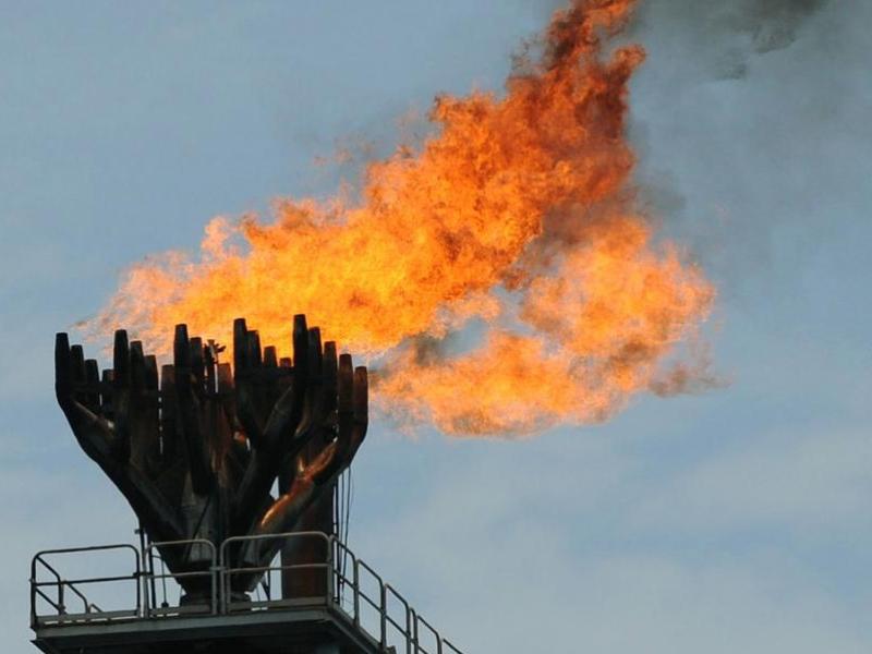 факел сжигания газа. природный горючий газ. факелы газа в нефтеюганске. факел природного газа. сжигание попутного нефтяного газа.