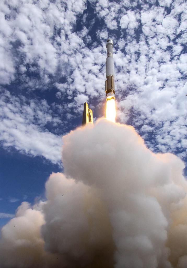 SpaceWilS's tweet photo. Two great launches today! #ULA #AtlasV #GPSIIF10 #Ariane5 #MSG4321 #rocket #science http://t.co/rc7fy6OpkY