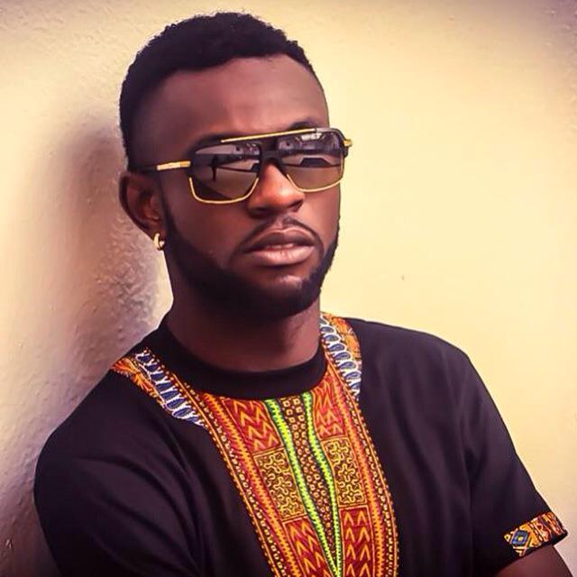 Suivez  moi  sur  înstragram:  <a href="/fabregas_fab/">Fabregas</a>  : page Facebook : Fabrice   Fabregas metis noir officielle