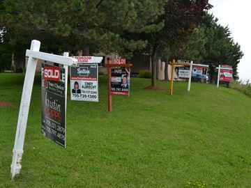 SimcoeNews's tweet photo. #Barrie housing market so hot, slow buyers losing out http://t.co/OQBgfVA3Pk @realestateweek @BarrieREALTORS http://t.co/3AbaB7A1MK