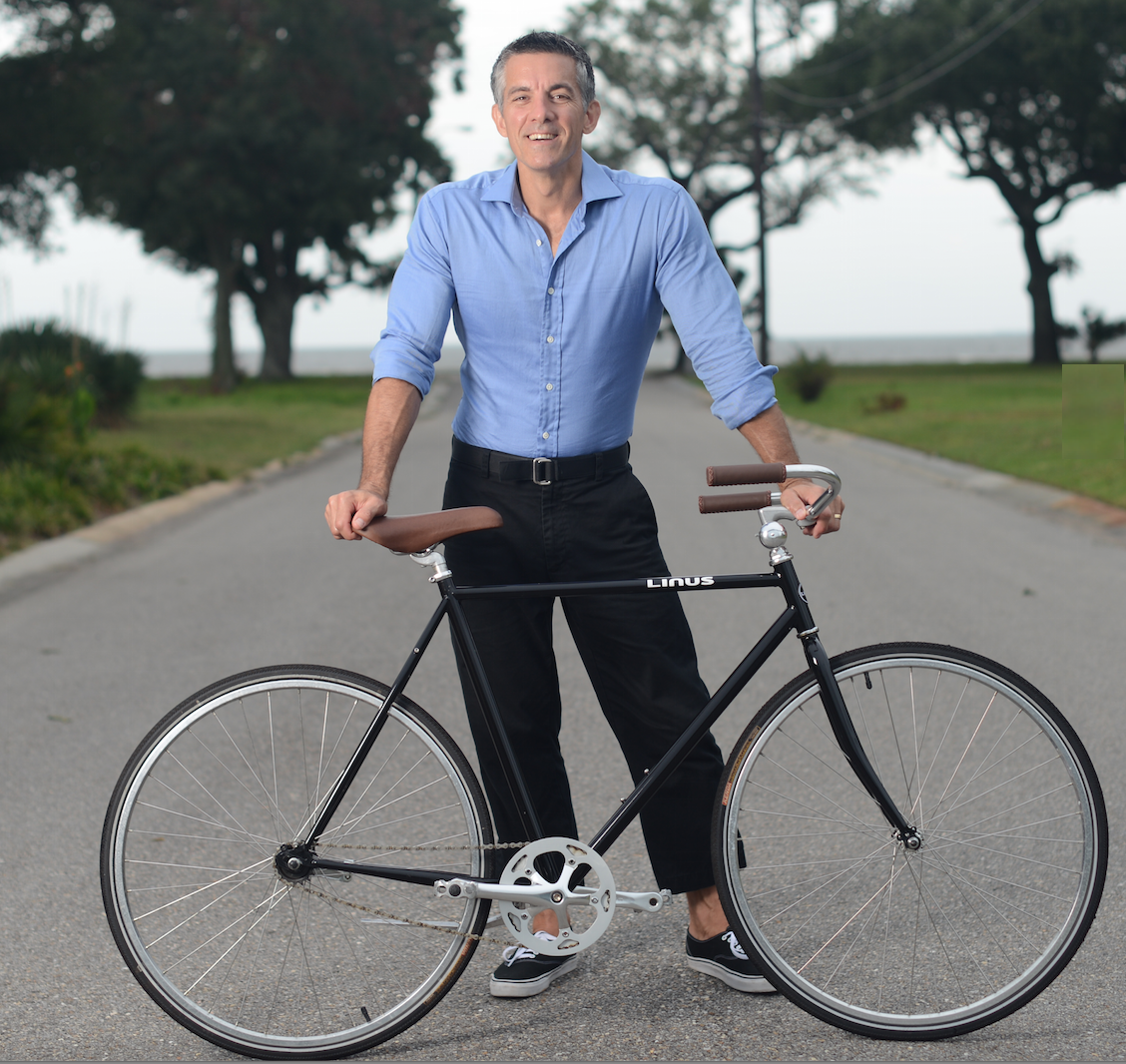 mturnbough's tweet photo. I love the traditional styling, basic kickstand &amp; coaster break of my Roadster Classic @Linusbike #aManLivesHere http://t.co/tntJwMFOIj