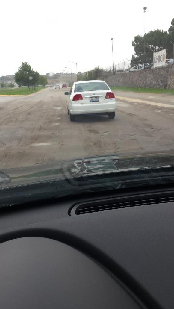 Ya sea @ZapopanGobierno o los Leaño pero que limpien el potrero que hay en Av Universidad es casi imposible circular.
