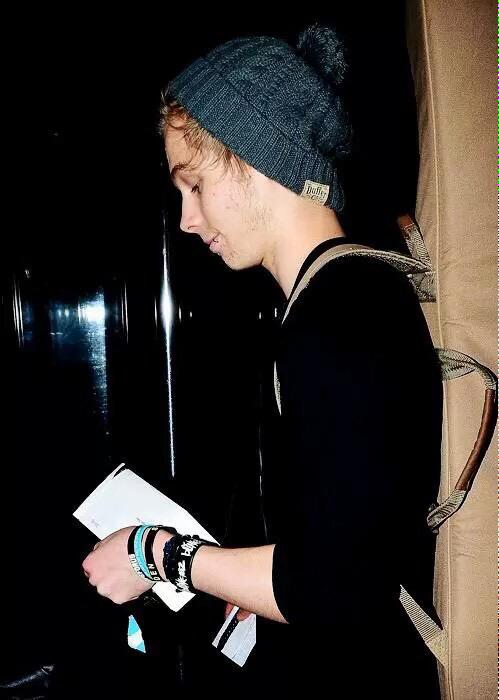 updates1d5s0s's tweet photo. thanks for 2k bb's enjoy this pic of lanky skinny luke http://t.co/PWPu4MNENM