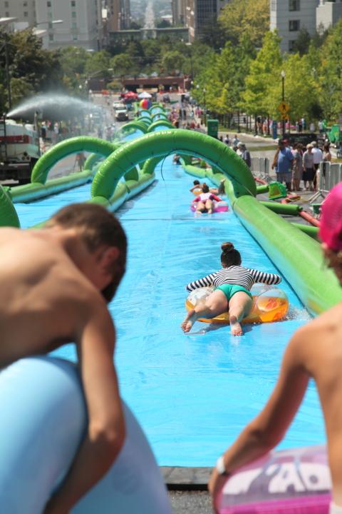 MetroUK's tweet image. This 1,000ft-long water slide looks like the most fun ever metro.co.uk/2015/07/08/the…