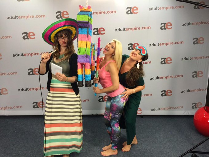 Thank you @adultempire for having me &amp; being so awesomely weird! #AdultEmpire #WierdIsCool 😜💕 http://t<a class="tags" href="/tag/adultempire">@adultempire</a><a href="/tag/adultempire"class="tags"><span>#adultempire</span></a><a href="/tag/wierdiscool"class="tags"><span>#wierdiscool</span></a>