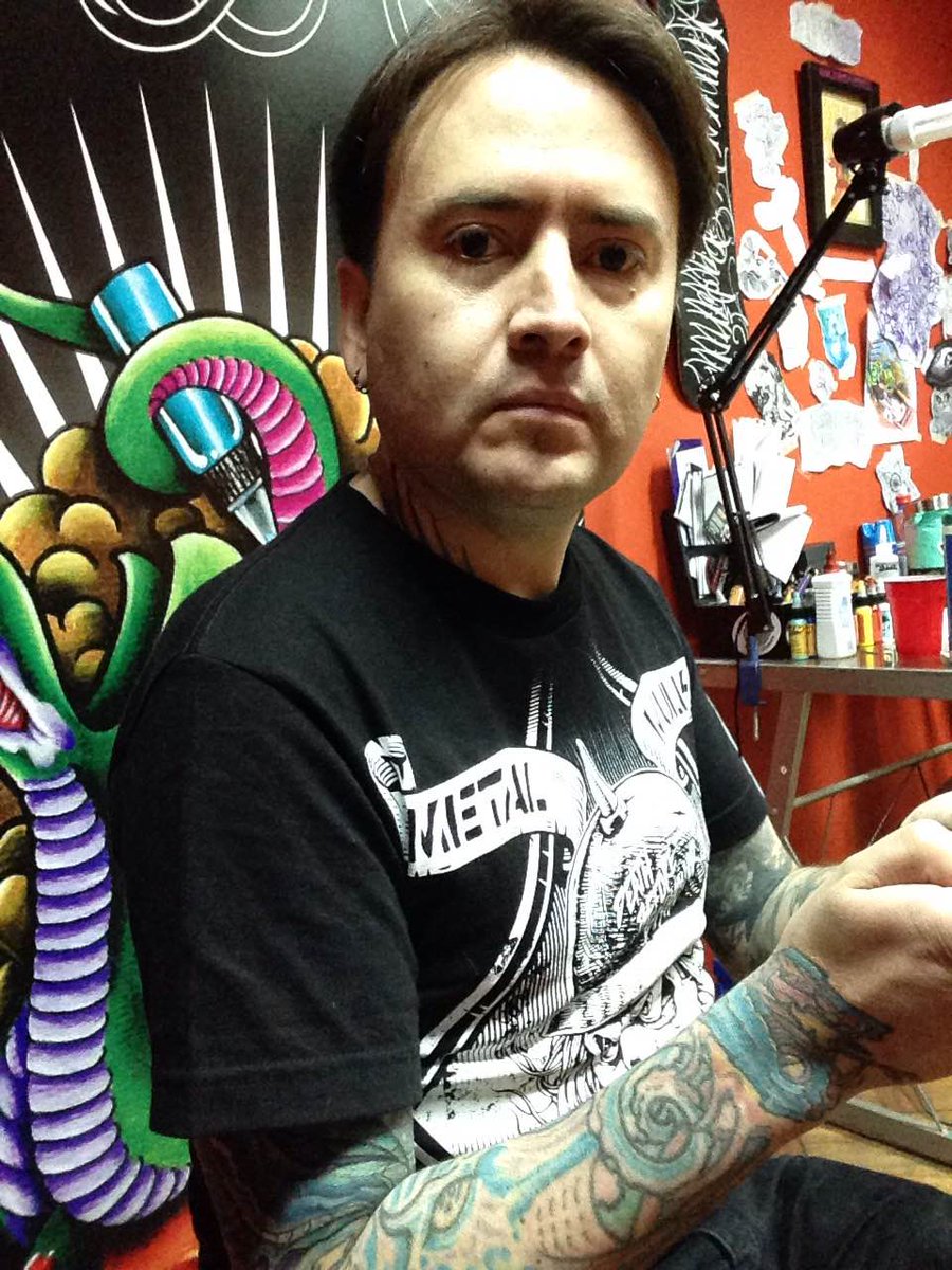 MetalMulishaCl's tweet photo. Nuestro embajador, Rodrigo Macaya haciendo de las suyas en su estudio. http://t.co/jJtBb3Tugj