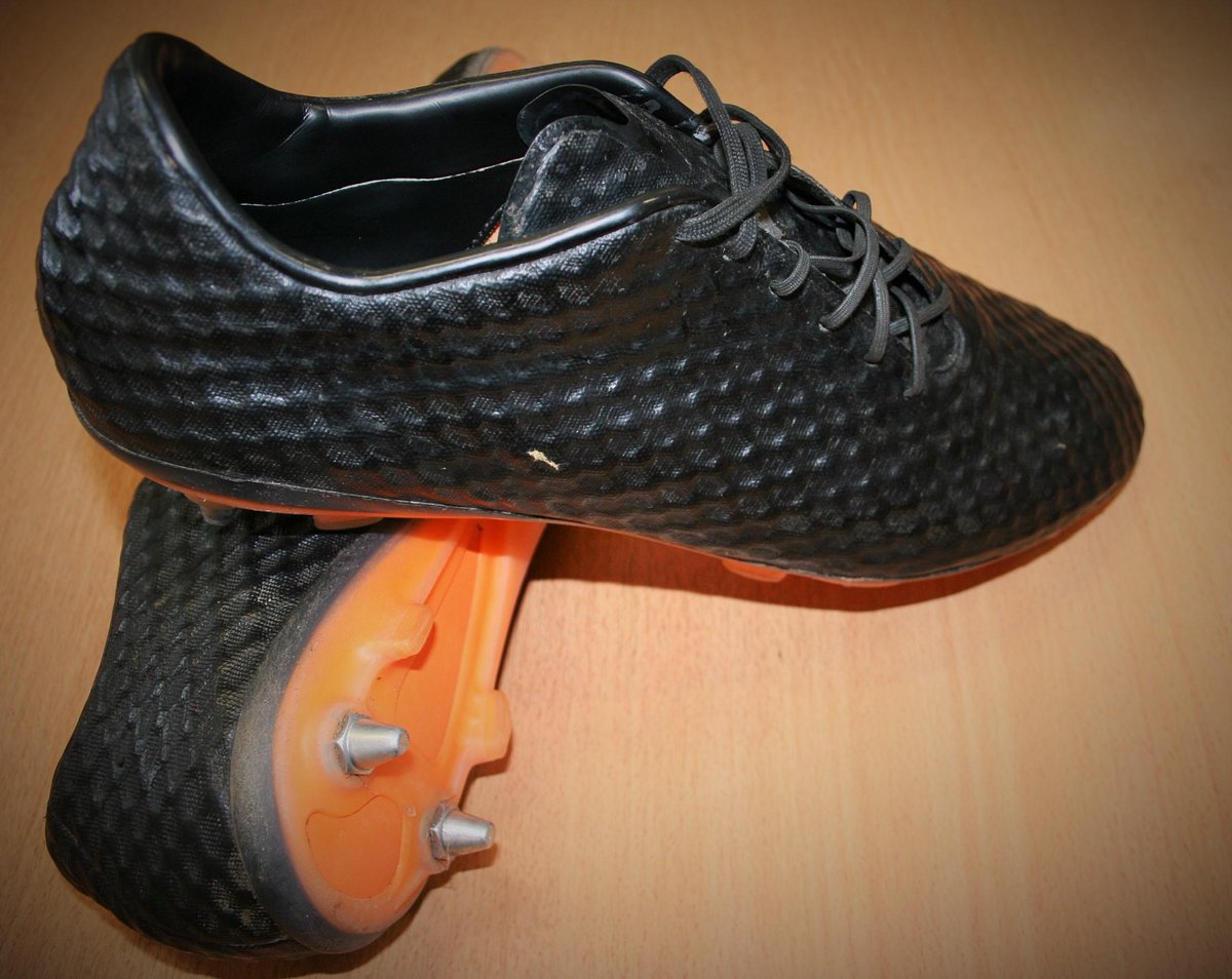 RobinsFound's tweet photo. GIVEAWAY: #BCCT are giving away a pair of .@AFlint4's boots. Simply RT & follow @BCCommTrust to enter. #BCCTcomp http://t.co/HGAwdWXcIO
