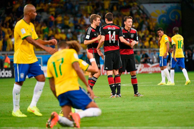 Mercado_Futbool's tweet photo. Se cumple un año del 'Mineirazo', Brasil 1-7 Alemania. http://t.co/V1Z3jjUKb6