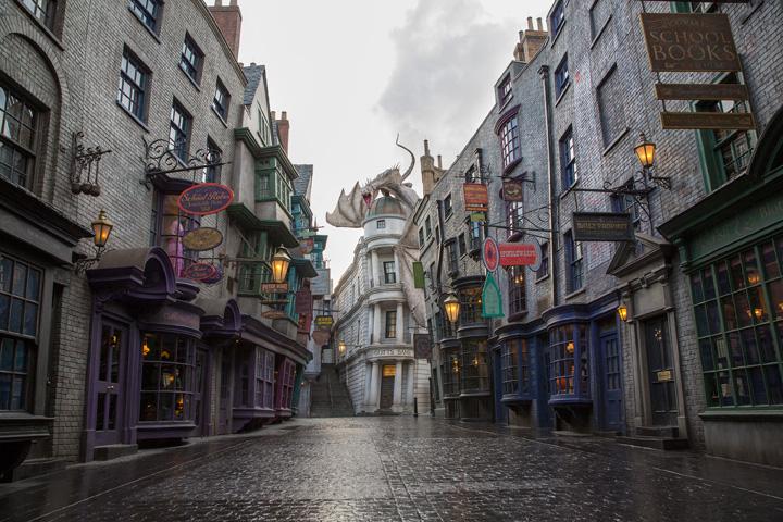The #WizardingWorld of #HarryPotter #DiagonAlley celebrates its one year anniversary: bit.ly/1dMgAxZ