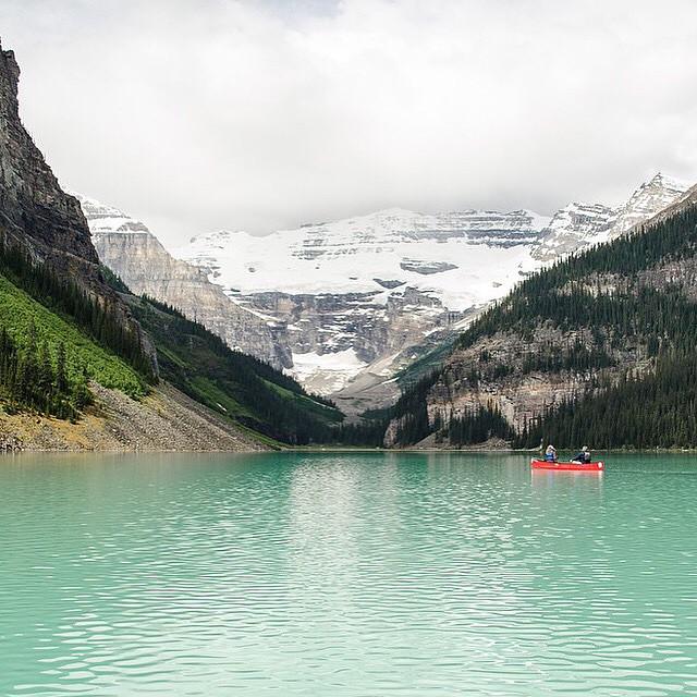 viajeacanada's tweet image. Una bella vista y un paseo tranquilo. Visita el lago Louise en el Parque Nacional Banff. #WaterWednesday
