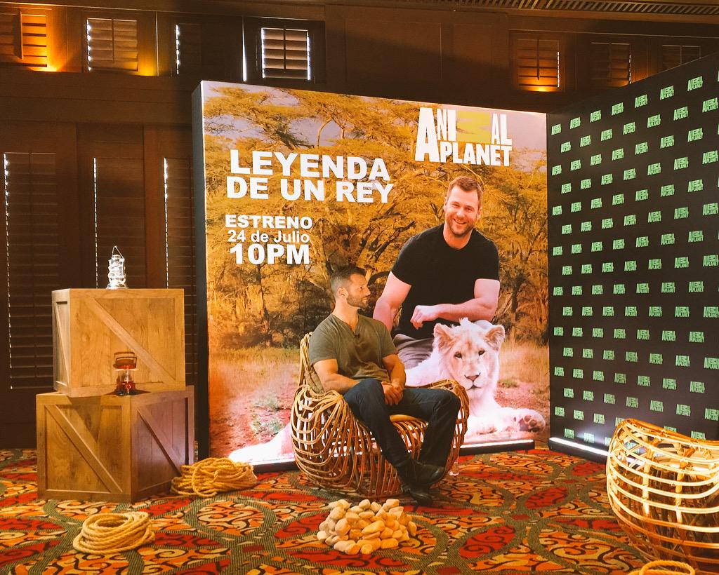OAKeventos's tweet photo. Presentando #LeyendaDeUnRey con la presencia en México de @davesalmoni @AnimalPlanet #AnimalPlanet @Discovery_Mx http://t.co/DTtlt4X2Mj