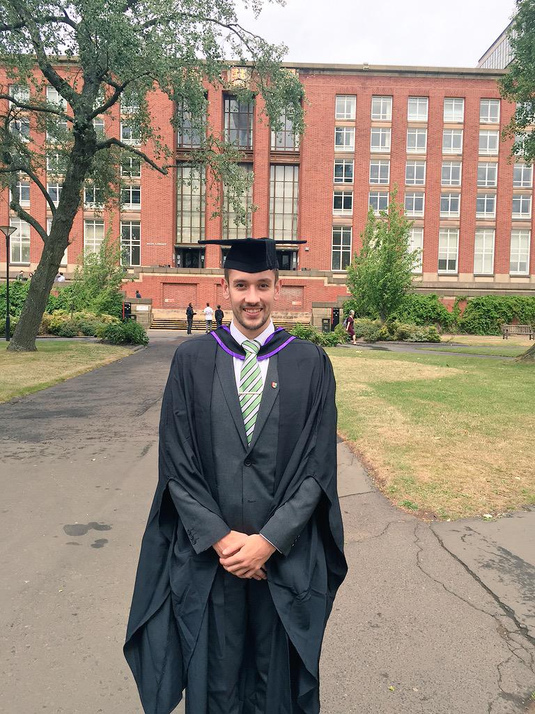 SJPRobbo's tweet photo. Great day ππΌ #UoBgraduation #onemanwall #BEngMaterialsScienceAndTechnology http://t.co/NJjsKJp0qk
