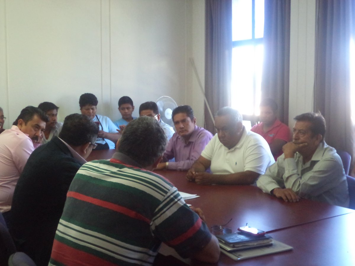 ssgmorelos's tweet photo. Reunion con Mauro Rivera y Transportistas #TrabajandoParaTi #Morelos #TrasnsportistasdelEstadodeMorelos http://t.co/vQuzOfX7na