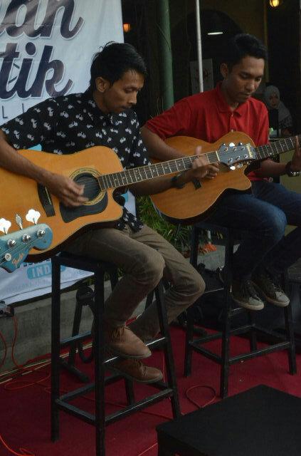 Lugu banget duet gitarist <a href="/Dopulose/">Papa</a> ama @arisdhanta_CAK diacara <a href="/ukmmusikSV/">UKM MUSIK SOUL VOICE</a> #Ramadhankustik