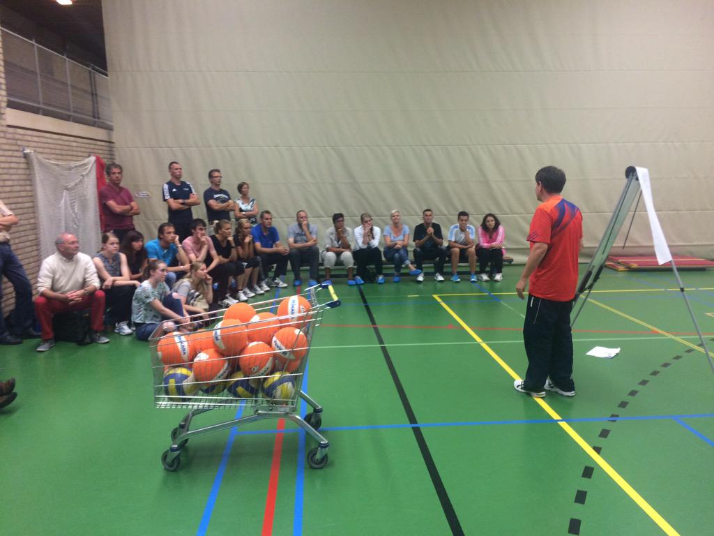 _KoenHendriks's tweet photo. Grote animo voor clinic @SmashballNL door Peter vd Ven bij @vvtupos. @NevoboZuid @NISBtweet @HvdSportLimburg http://t.co/dlNZxxSQtm