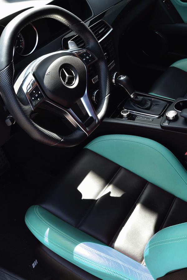 CarSwapMe's tweet image. Black on Tiffany blue interior 😍