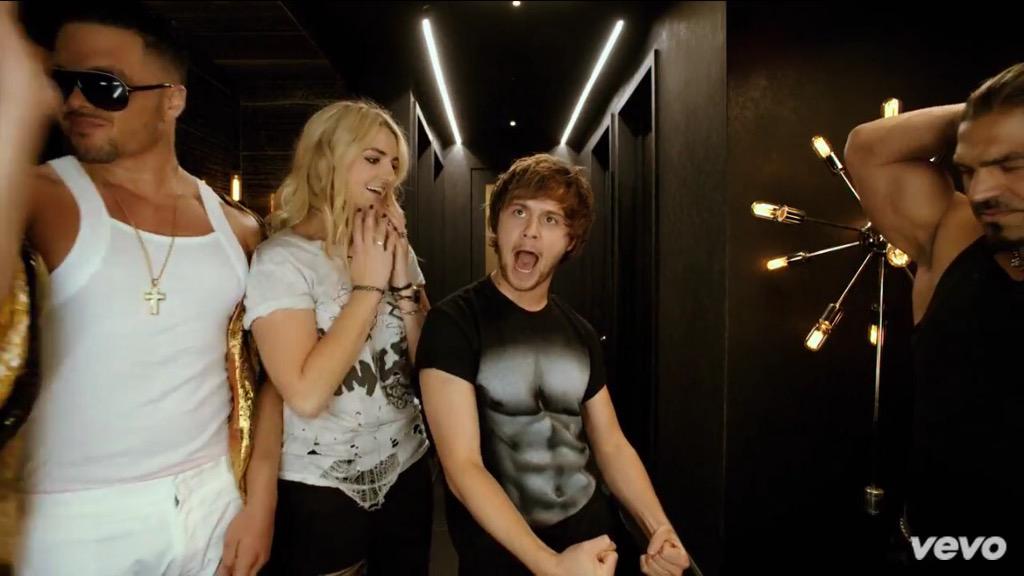 basicallyross2's tweet image. this was probably my favorite #Rydellington  part in all night music video 😂👏🏼