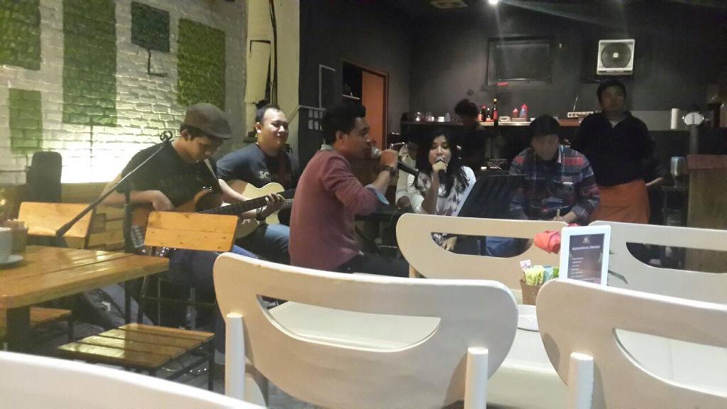LakustikMusic's tweet photo. Lakustik perform @CoffeeIns tadi malam #latepost http://t.co/ROCTWl2XES