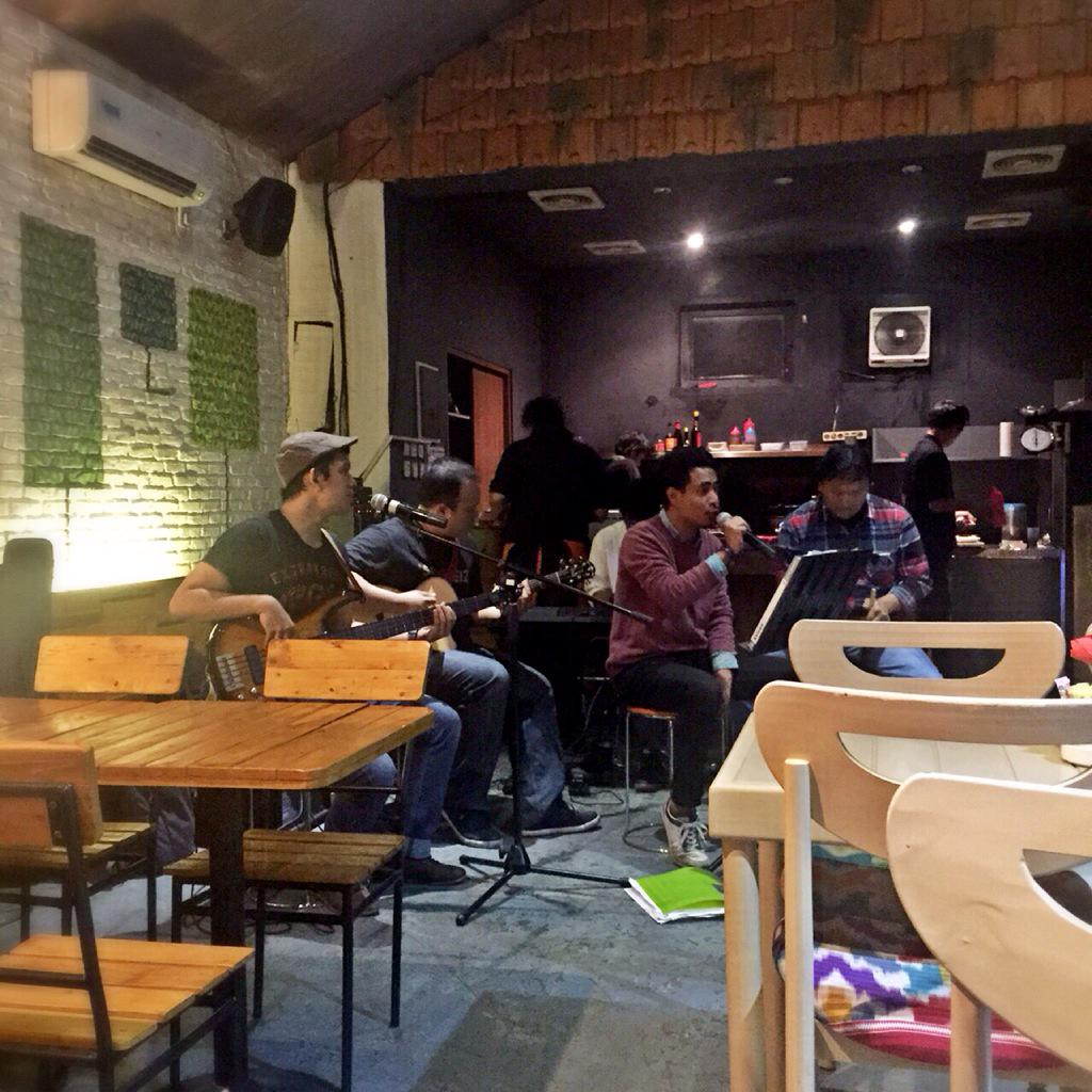 LakustikMusic's tweet photo. Lakustik perform @CoffeeIns tadi malam #latepost http://t.co/ROCTWl2XES