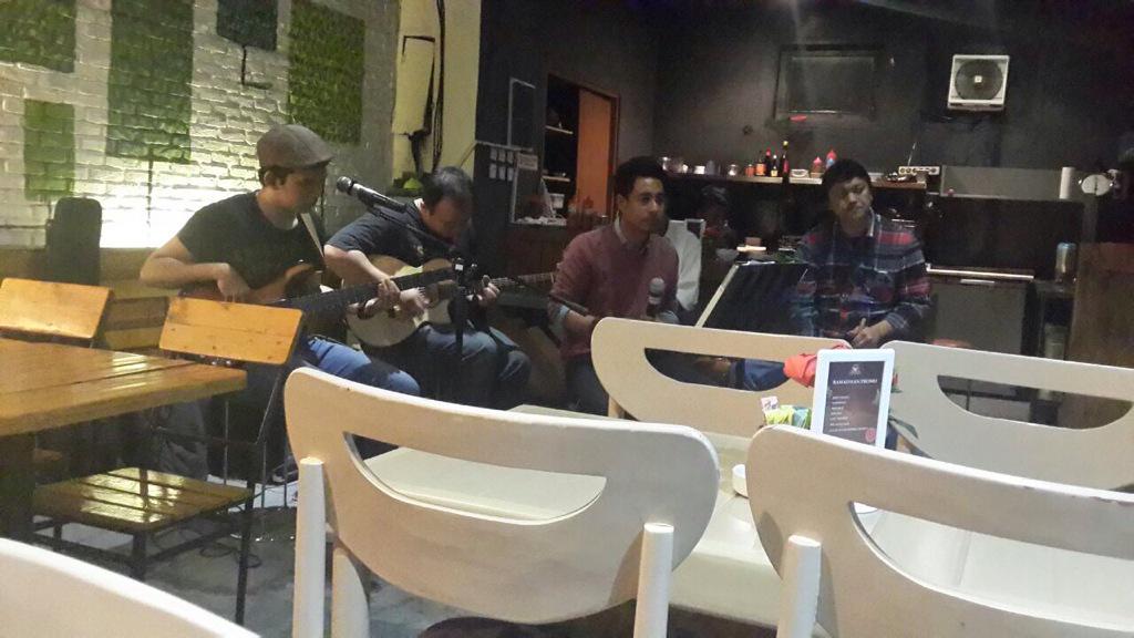 LakustikMusic's tweet photo. Lakustik perform @CoffeeIns tadi malam #latepost http://t.co/ROCTWl2XES