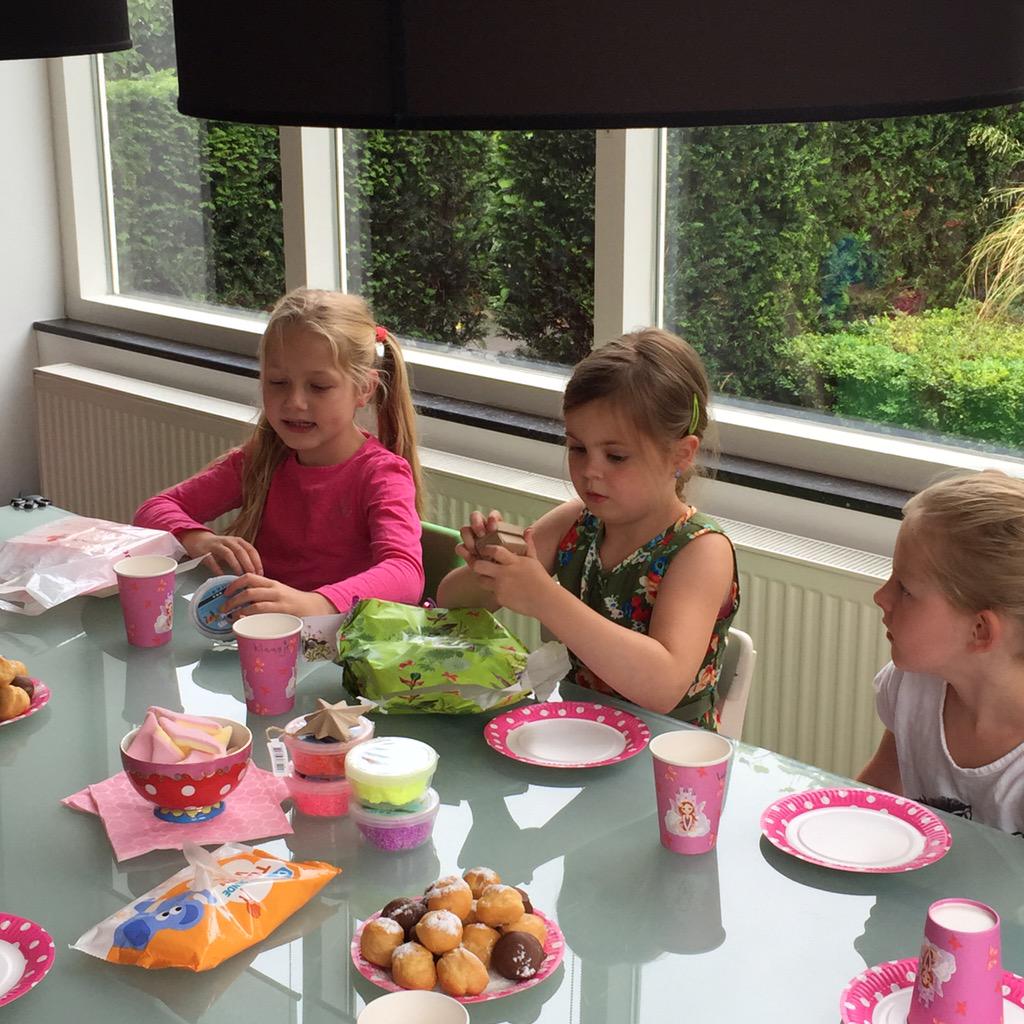jaspertielen's tweet photo. Het kinderfeestje van Klaasje 🎉🎂🎈🎁 🎊7 jaar alweer!! ❤️ http://t.co/oCdbiljDBW