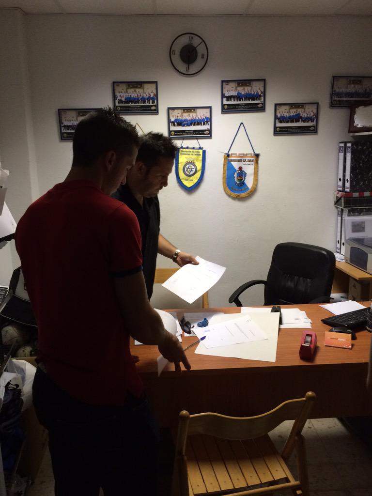HerculesSanViFS's tweet photo. En estos momentos los jugadores renovados y Alex Garcia, firman sus contratos con el vicepresidente Pedro Fernandez http://t.co/YpqT8bKhKz