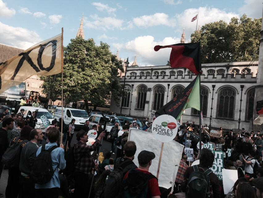 PeoplesSELondon's tweet photo. Road blocked!!! 7.15pm #ballstothebudget http://t.co/mKa708Tgfy