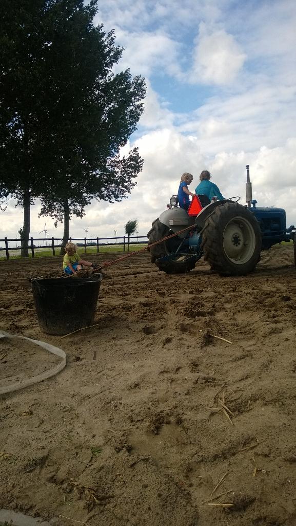 vakantiemiddagje. Lekker met mijn mannen naar vriendin op boerderij #buitenleven 👍😊 paardebox slepen