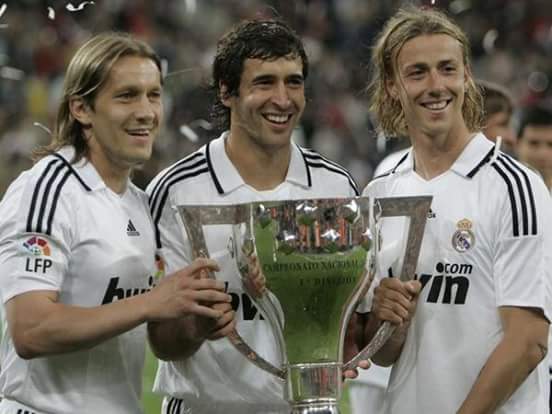 RealMadrid7smo's tweet photo. @GUTY14HAZ como los echó de menos sobre todo a GUTI, nunca se achantaba, el Mago del Bernabeu, que cojones tenía http://t.co/jJqma8uytL