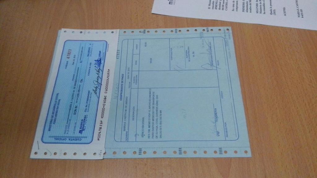 midespanama's tweet photo. OTAS hace entrega de cheque a joven @RocioMJC, que vino a MIDES en busca de  apoyo. @JC_Varela  @AlcibiadesVV http://t.co/UPUnoDTuD7