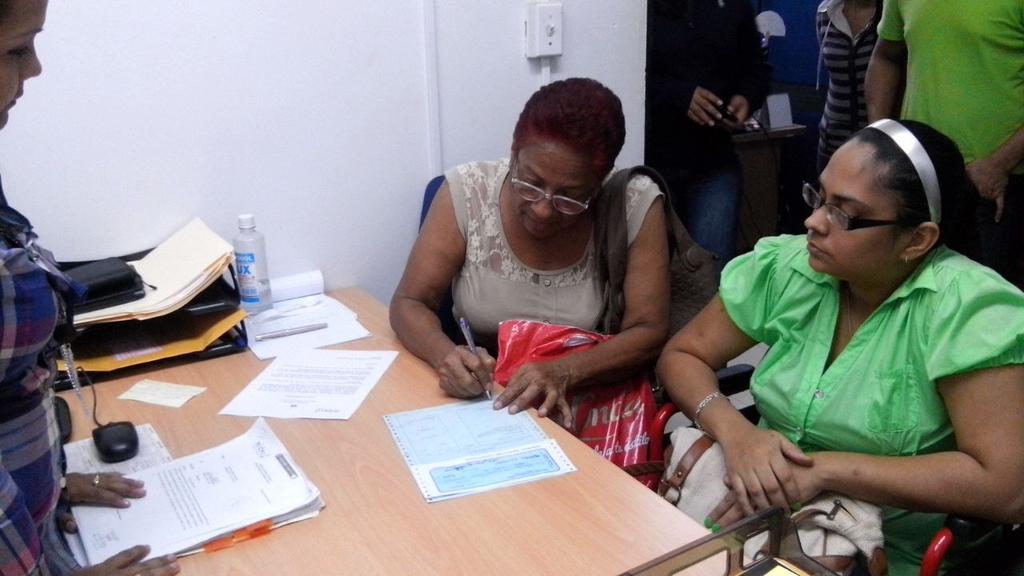 midespanama's tweet photo. OTAS hace entrega de cheque a joven @RocioMJC, que vino a MIDES en busca de  apoyo. @JC_Varela  @AlcibiadesVV http://t.co/UPUnoDTuD7