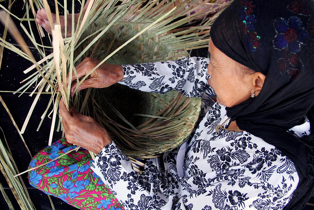 pahajilay's tweet photo. @sahabatBTPN @NGIndonesia menganyam topi
#MassMarket #DailyLifeBTPN http://t.co/XUTTI2fybZ