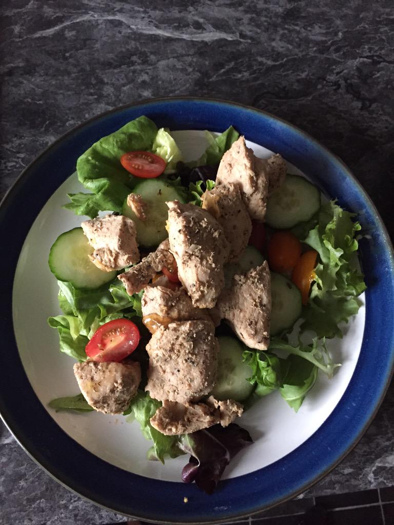 Smowbray90's tweet photo. Pre gym meal! Deep South fried @MuscleFoodUK diced Turkey in @coconutmerchant oil with a salad ๐๐ช #aearmy http://t.co/BLuFrqtkcL