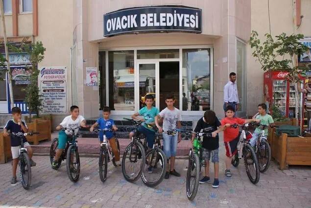 HergunYeniBilg's tweet photo. Ovacık Belediyesi 1saat kitap okuyn çocuklar için 1saatlik bisiklet turu veriyor
Belediyelerin örnek alması dileğiyle http://t.co/TqqNOOcSUI