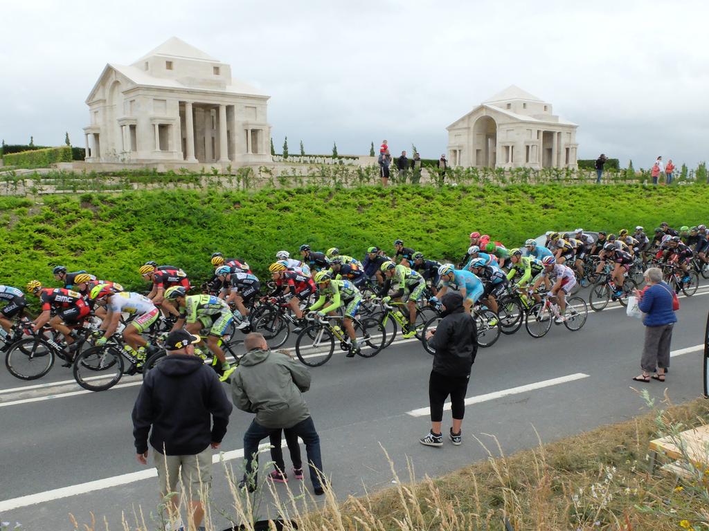 JulianBlake9's tweet photo. #tourdefrance  passes Villers Bretonneux Military Cemetery in tribute #Lestweforget@CWGC http://t.co/0Gu2hfCXBw