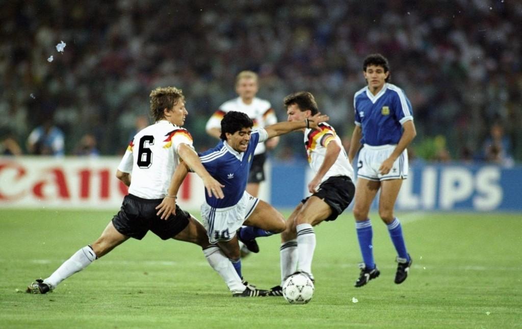 _nestedia_'s tweet photo. Em 1990, com gol de pênalti de Brehme aos 85', a Alemanha venceu a Argentina por 1-0 e sagrou-se tricampeã mundial. http://t.co/88m3iAJ8eT