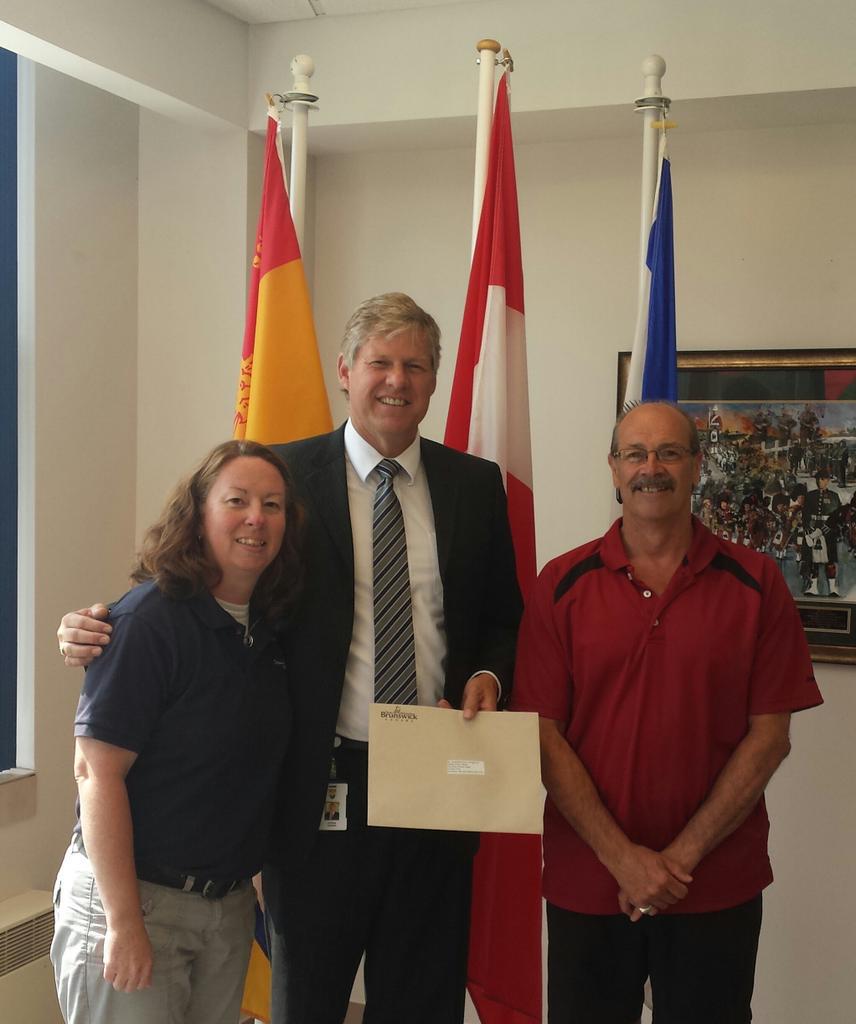 OromoctoM's tweet photo. Deputy Premier Steve Horseman presenting Oromocto Special Events Officier Jackie Dunn a $10k Grant for Pioneer Days http://t.co/gzmyEbipey
