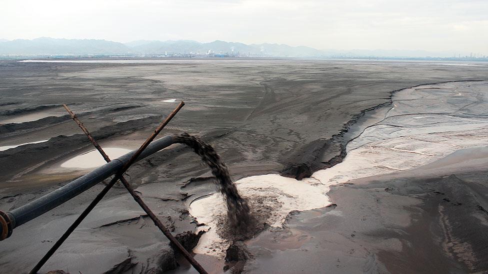 I rifiuti tossici e radioattivi hanno creato un lago artificiale di colore nero