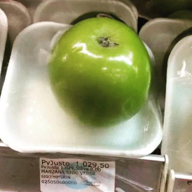 Yusnaby's tweet photo. El salario mensual de un obrero venezolano (no enchufado) equivale a 7 manzanas. #DimeAlgo http://t.co/Z3lq5raSJg