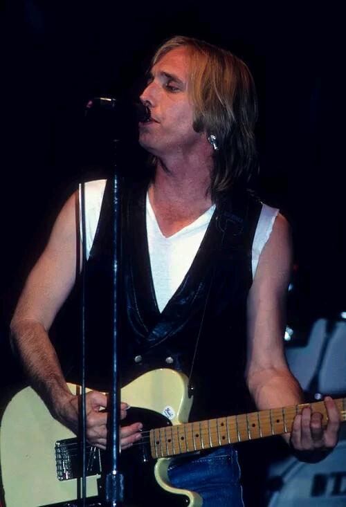 AndrewTarpey's tweet photo. Tom Petty http://t.co/kbm9NMP8Sv