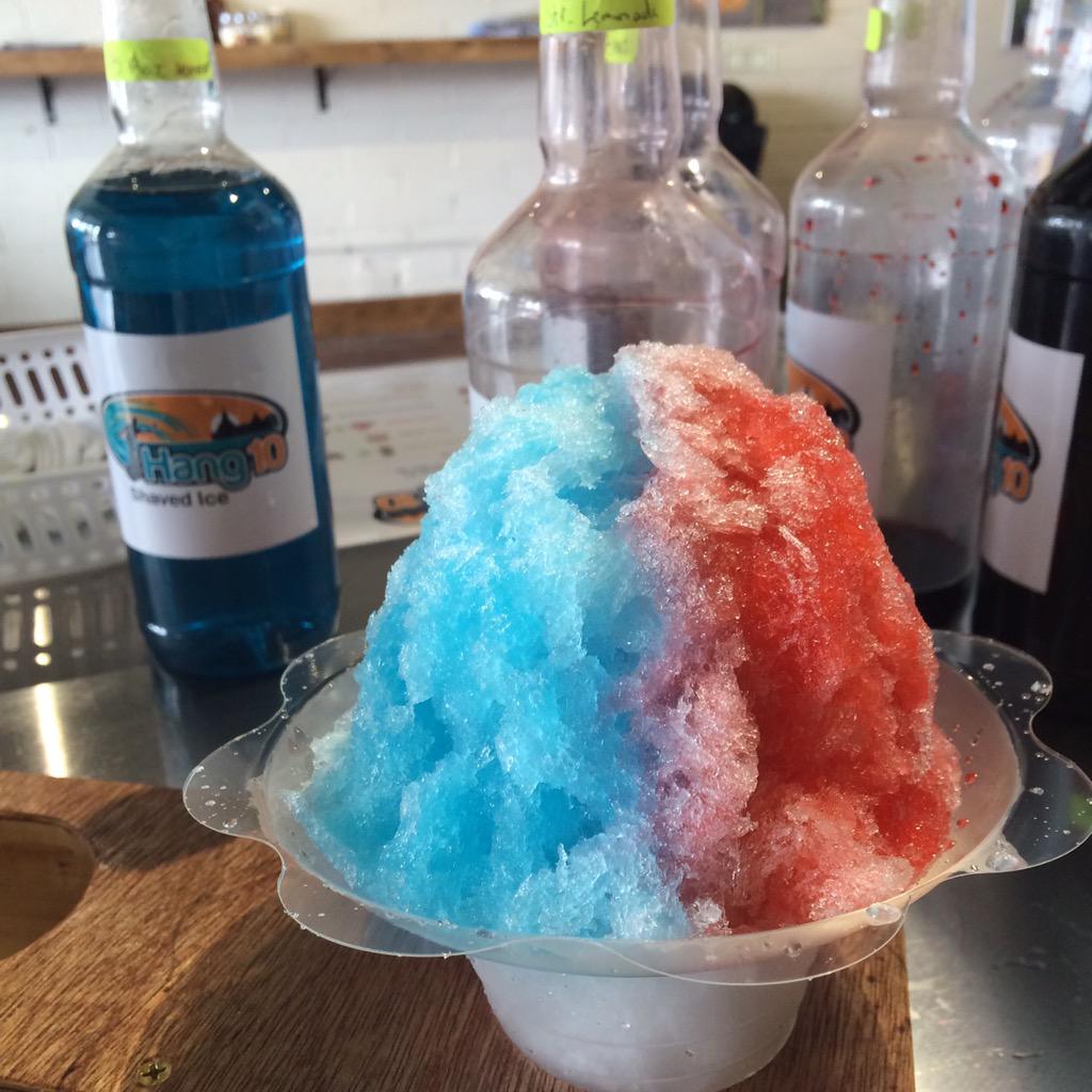 Hang10ShavedIce's tweet photo. Come get the half Blue Razz Lemonade half Strawberry Lemonade. Only $3 until Friday. Very refreshing 😋 http://t.co/natJiZZOHl