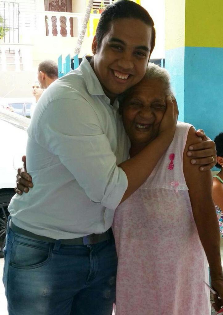 EurySiriaco's tweet photo. ¡Feliz tarde!

Compartir con la gente y saber sus necesidades, me permitirá llevar soluciones.

#EurySiriacoRegidor http://t.co/cdy5nxmCQQ