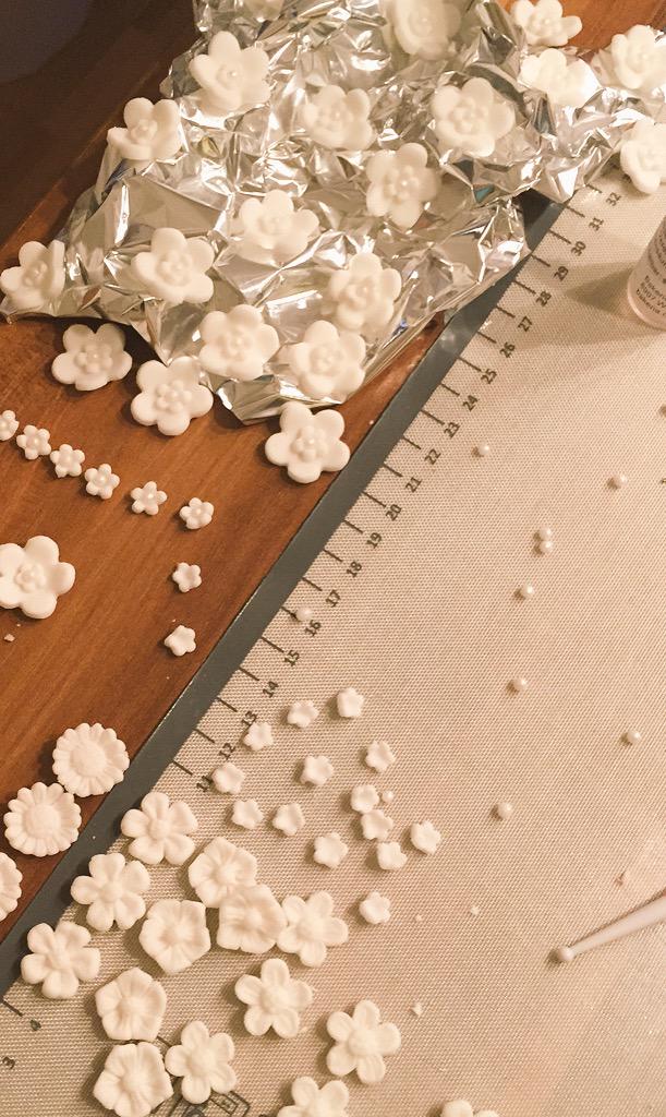 myCake_ch's tweet photo. work in progress....meine erste #hochzeitstorte #wedding #cake http://t.co/zcvh8ppJha