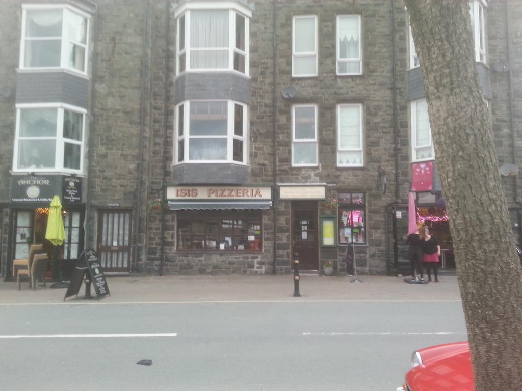 sharpiemufc's tweet image. My two favourite pastimes - eating pizza and plotting against the American government ✌️